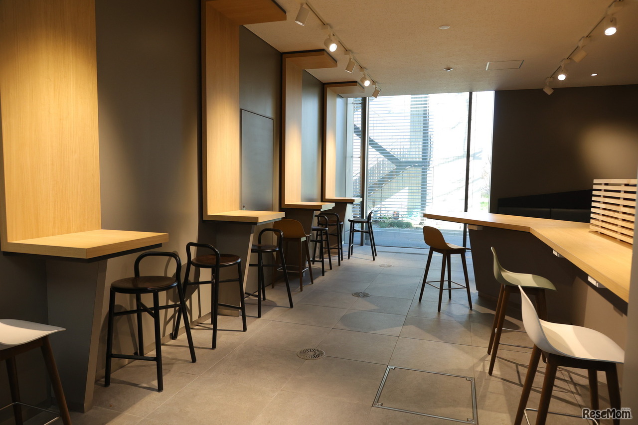 課題に取り組める机や椅子が教室外にも随所に整備されている。