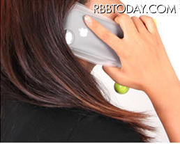 ケースに装着したままスマートフォンの通話が可能（スマートフォンは別売）