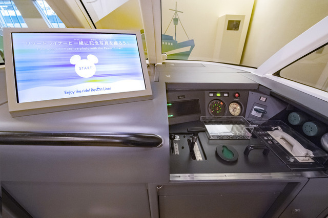 「普段は見ることのできない運転台と撮影用のタッチパネル」