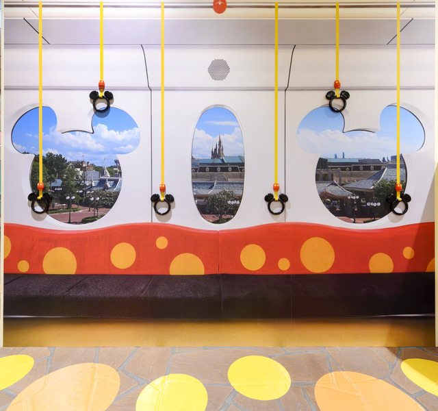 「小さなお子様も触れることできるつり革」