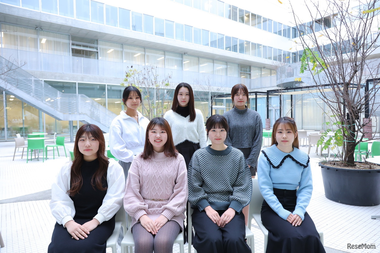 お話を伺った7名の学生。前列左から、日野さん（アメリカ）、成澤さん（イギリス）、多田さん（オーストラリア）、野辺さん（フランス）、後列左から、田代さん（台湾）、宮田さん（韓国）、斎藤さん（ベトナム）。※カッコ内は研修先の国・地域名