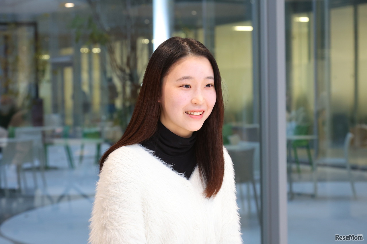 街中でデモに遭遇した宮田さん。多くの若者が参加している姿に「日本の若者より社会への関心が強い」と感じたという