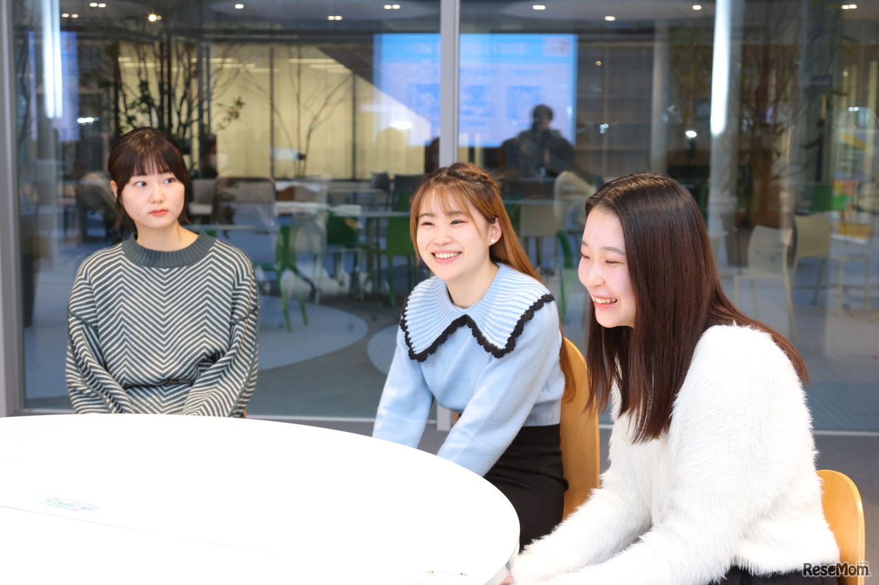 それぞれの海外での体験を語り合う学生たち