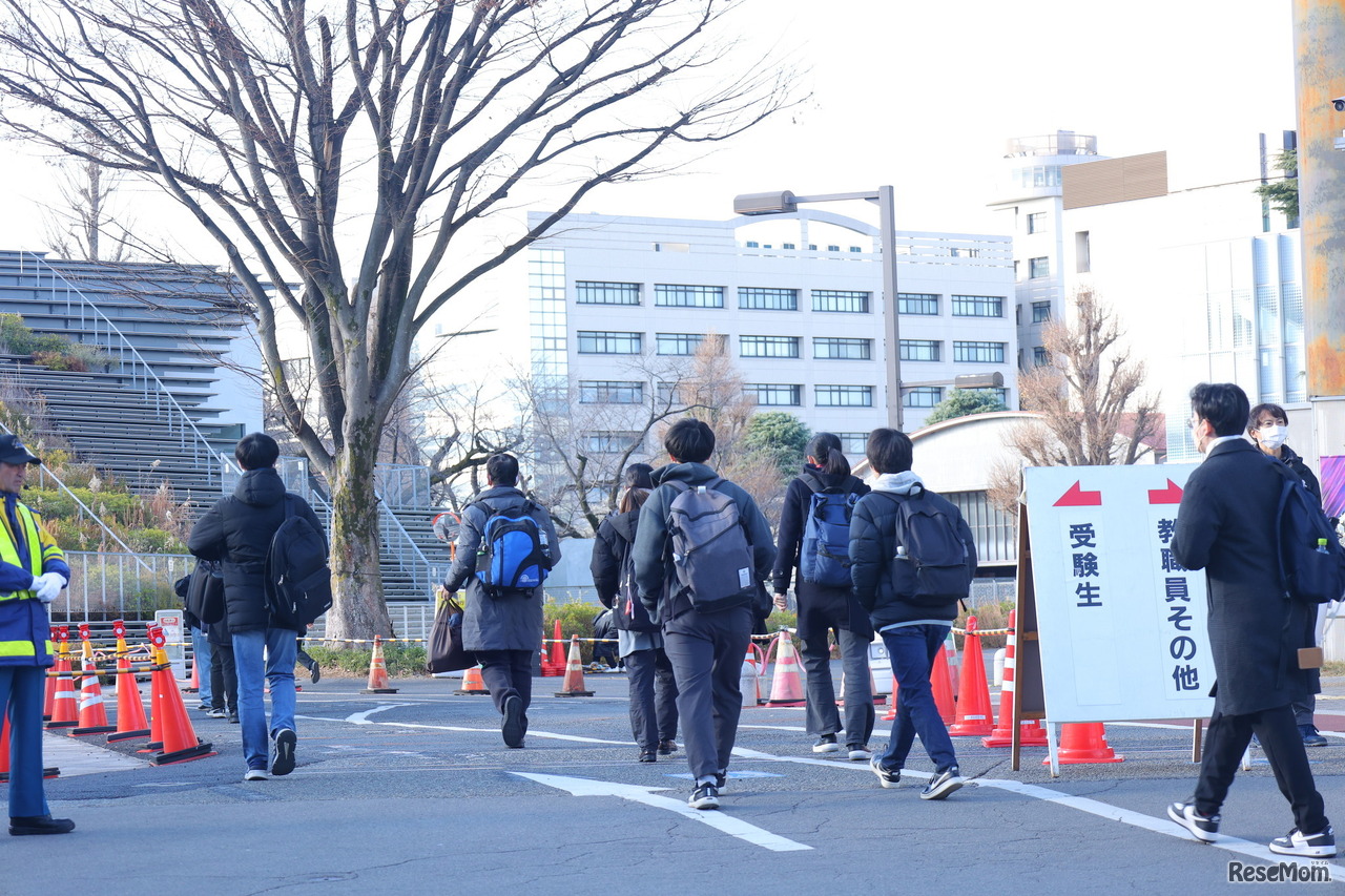 試験会場に向かう受験生（東京工業大学）