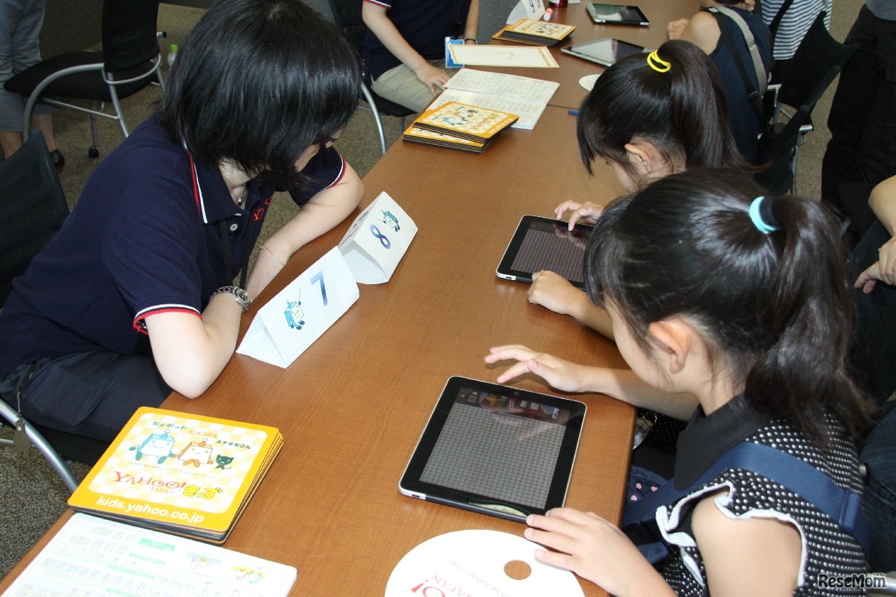 お絵かきコーナー。タブレットで描いたものを会場でプリントアウトして台紙に張り付けて持ち帰れる