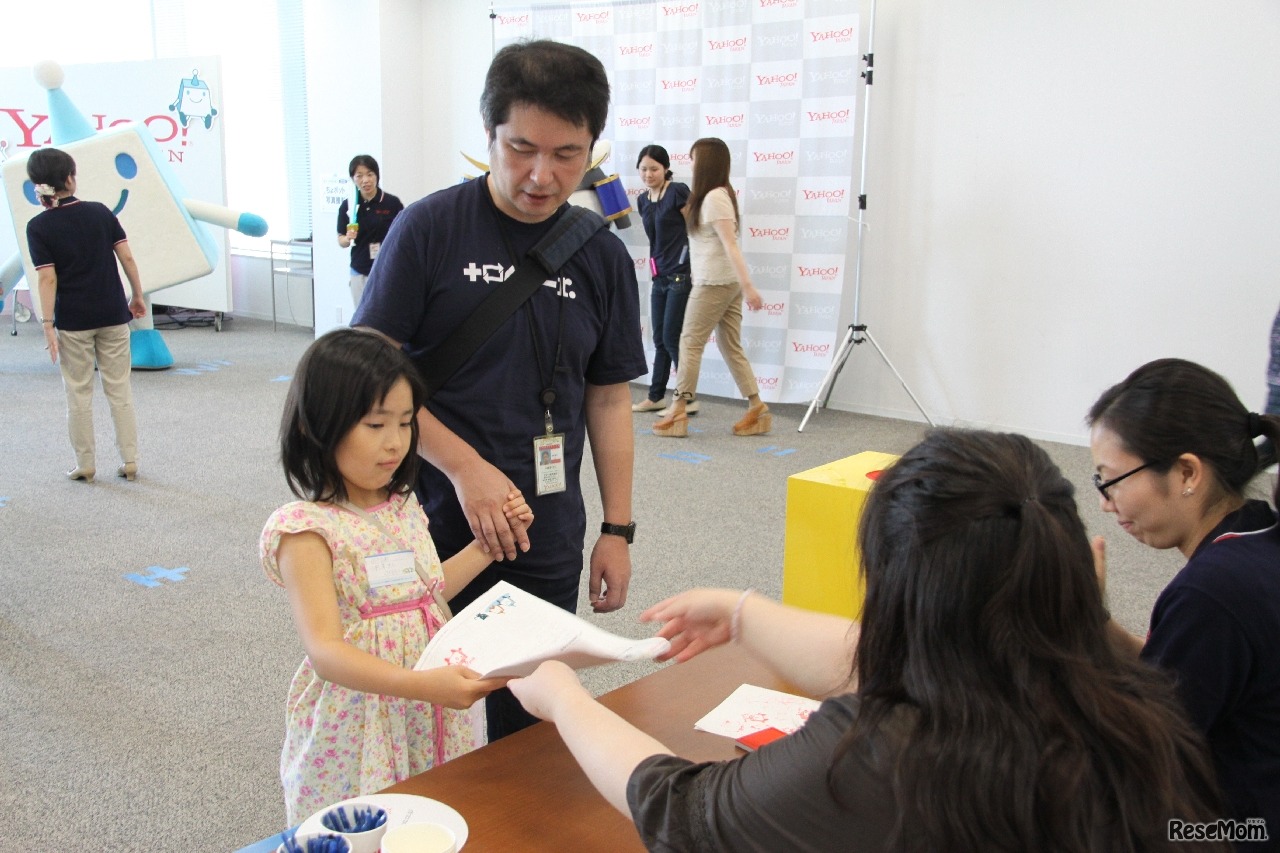 職場見学会に参加した親子。「めったにない機会を楽しみました」（新規サービスの企画を行う部署の従業員）」