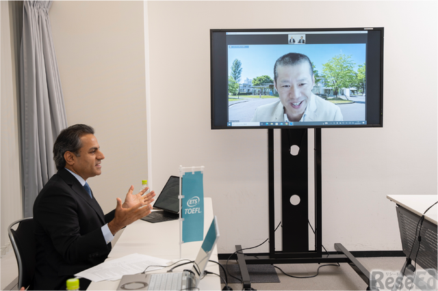 リモートで対談するETSグローバル部門上級副社長のロヒット・シャルマ氏（左）と国際教養大学 専門職大学院英語教育実践領域 教授の町田智久氏