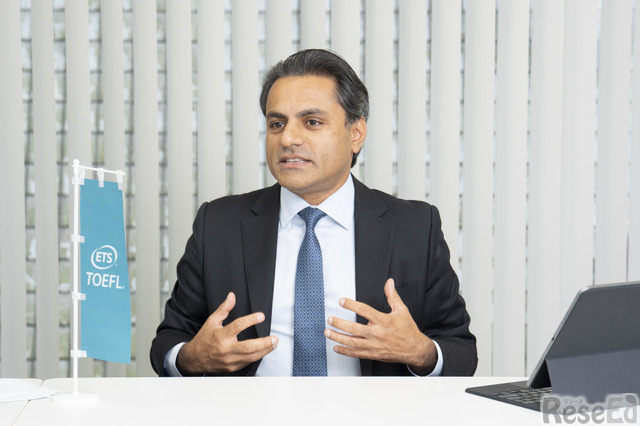 東北6県および新潟県で実施する「小学校英語教員研修」 について説明するロヒット・シャルマ氏