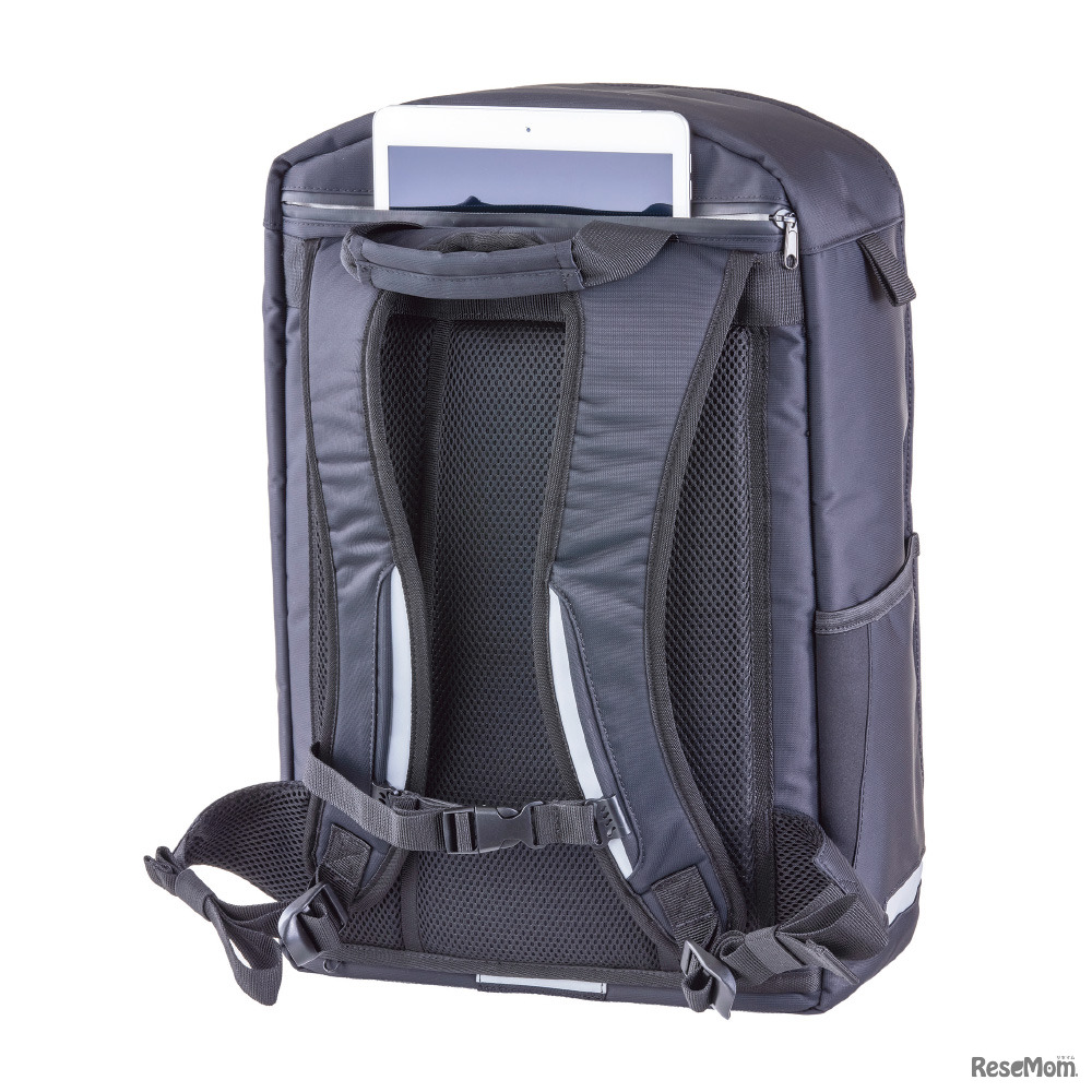 タブレットやPCなどが収納できる専用ポケット付