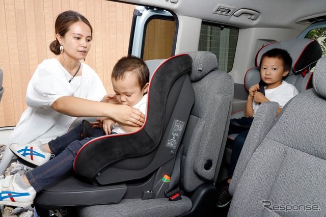 開口部が広く、チャイルドシートに子供を乗せる時も楽々