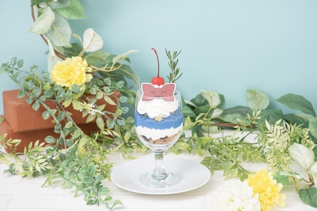 「名探偵コナンカフェ」ガーデンパーティーパフェ～江戸川コナン～（C）青山剛昌／小学館・読売テレビ・TMS 1996