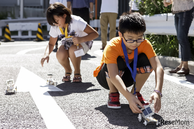 日陰はゴム、日なたはソーラーカーで走行実験スタート