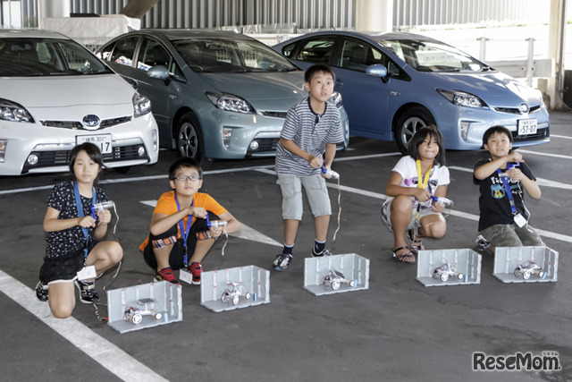 完成したスーパーハイブリッドカーとガレージ