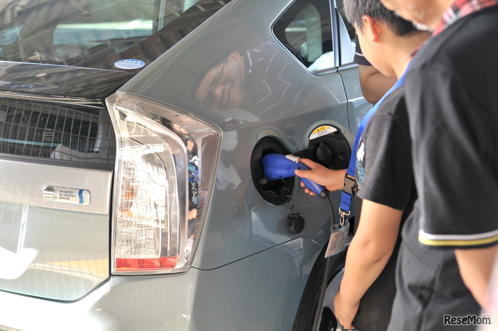 充電に挑戦する虎汰郎くん