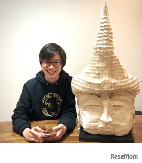 折り紙アーティストの益子遼祐氏（学展2019外務大臣賞受賞作品・胎内仏とともに）