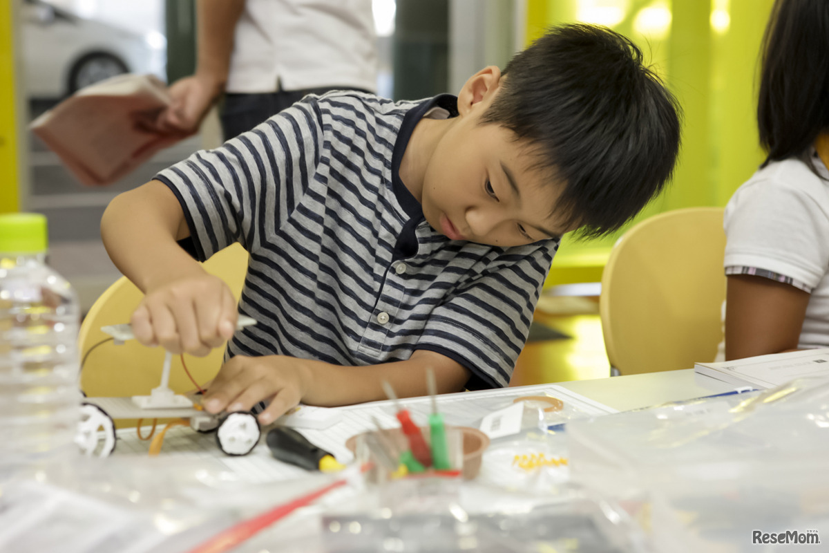 太陽光パネルを取り付ける遼くん（5年生）