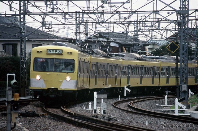 西武鉄道旧101系電車。前面窓内、向かって左上に種別板（快速急行）がある