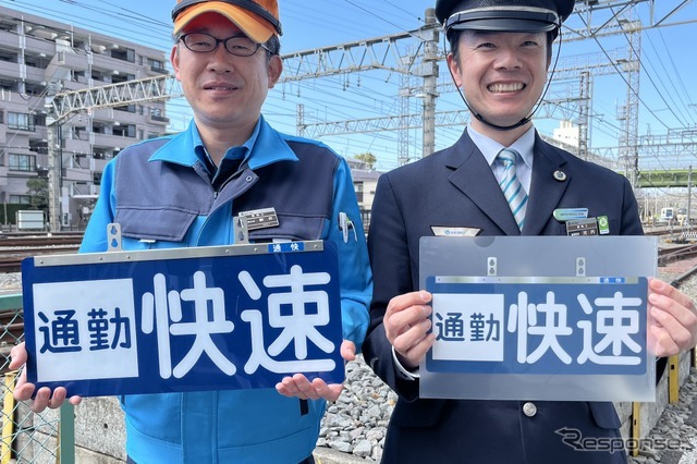 種別板実物（向かって左）と種別板A4クリアファイル