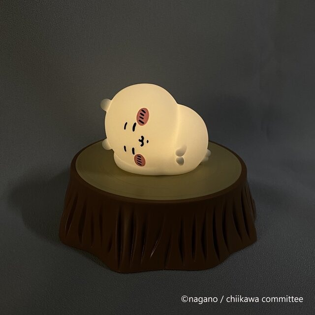 切り株で寝そべる姿がかわいい…！「ちいかわ」ワイヤレス充電器にもなるデスクトップライトが発売中