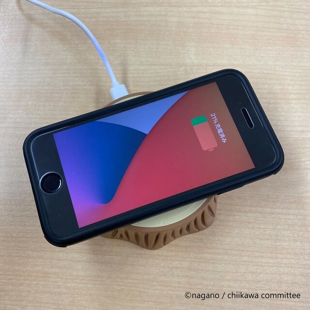 切り株で寝そべる姿がかわいい…！「ちいかわ」ワイヤレス充電器にもなるデスクトップライトが発売中