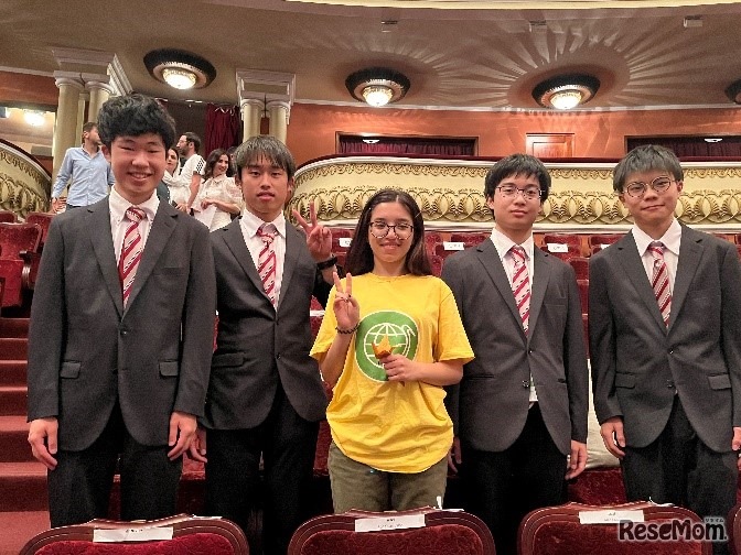 2022年度のアルメニア大会日本代表と現地ガイド（中央）