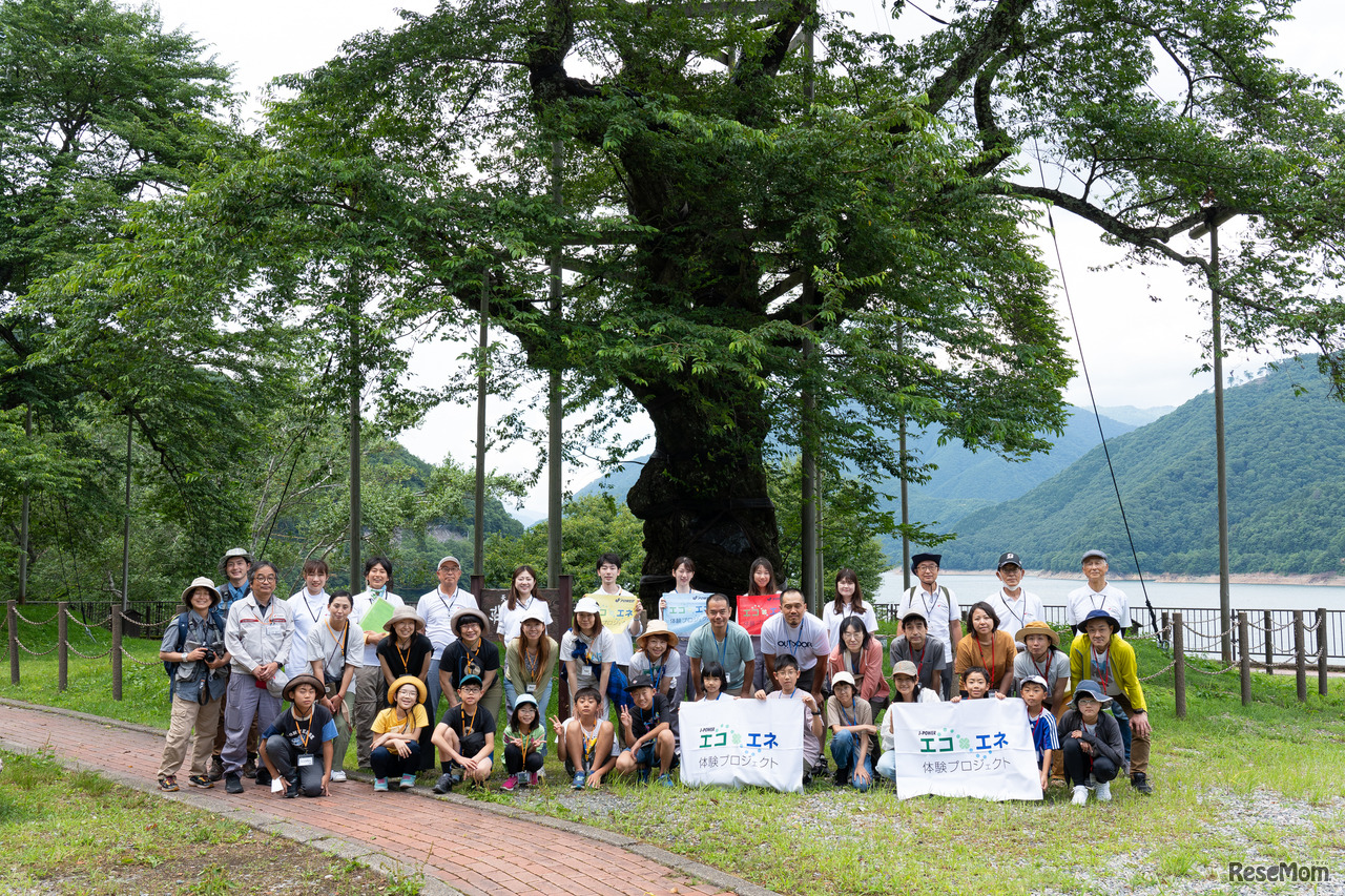 J-POWERエコ×エネ体験ツアー／荘川桜の前で記念撮影
