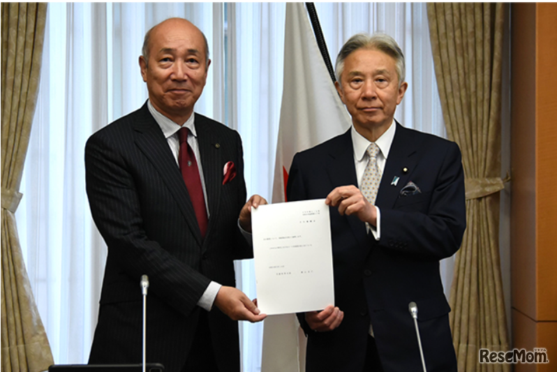 盛山正仁文部科学相から文化審議会の島谷弘幸会長へ諮問文を手交