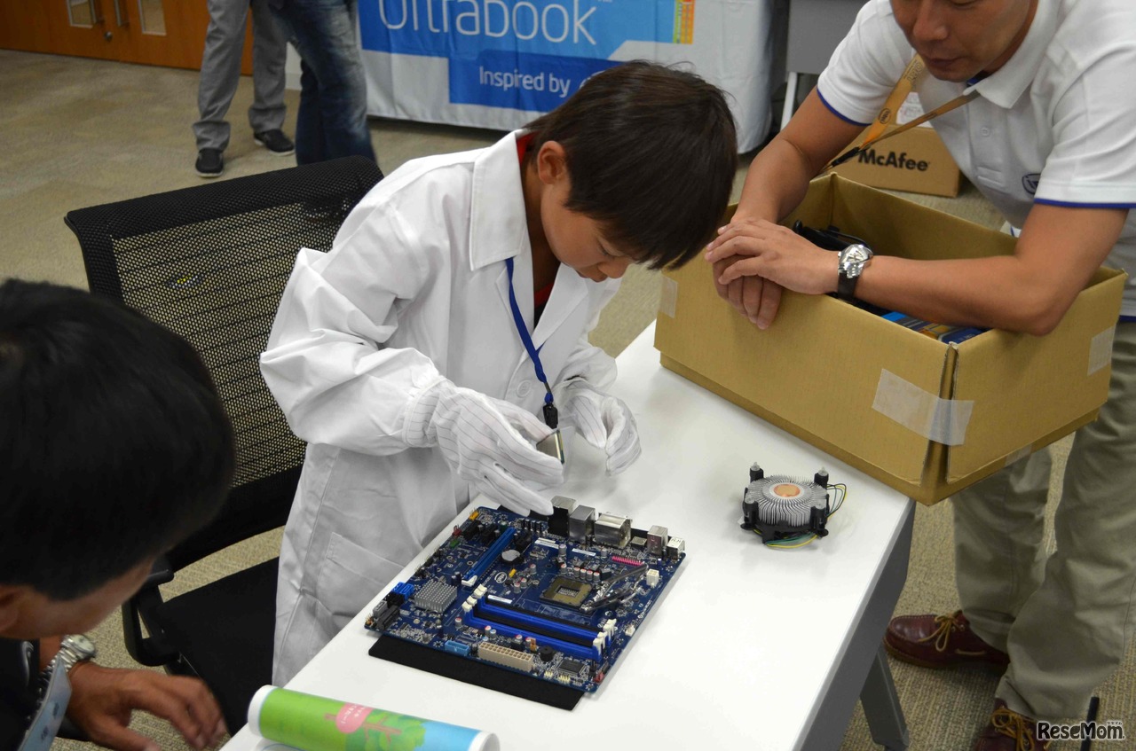 パソコン組み立て業務、CPUの取り付け