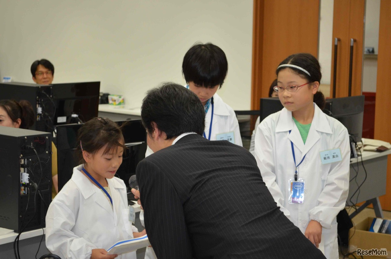 テレビ会議、将来あったら便利なパソコンを説明