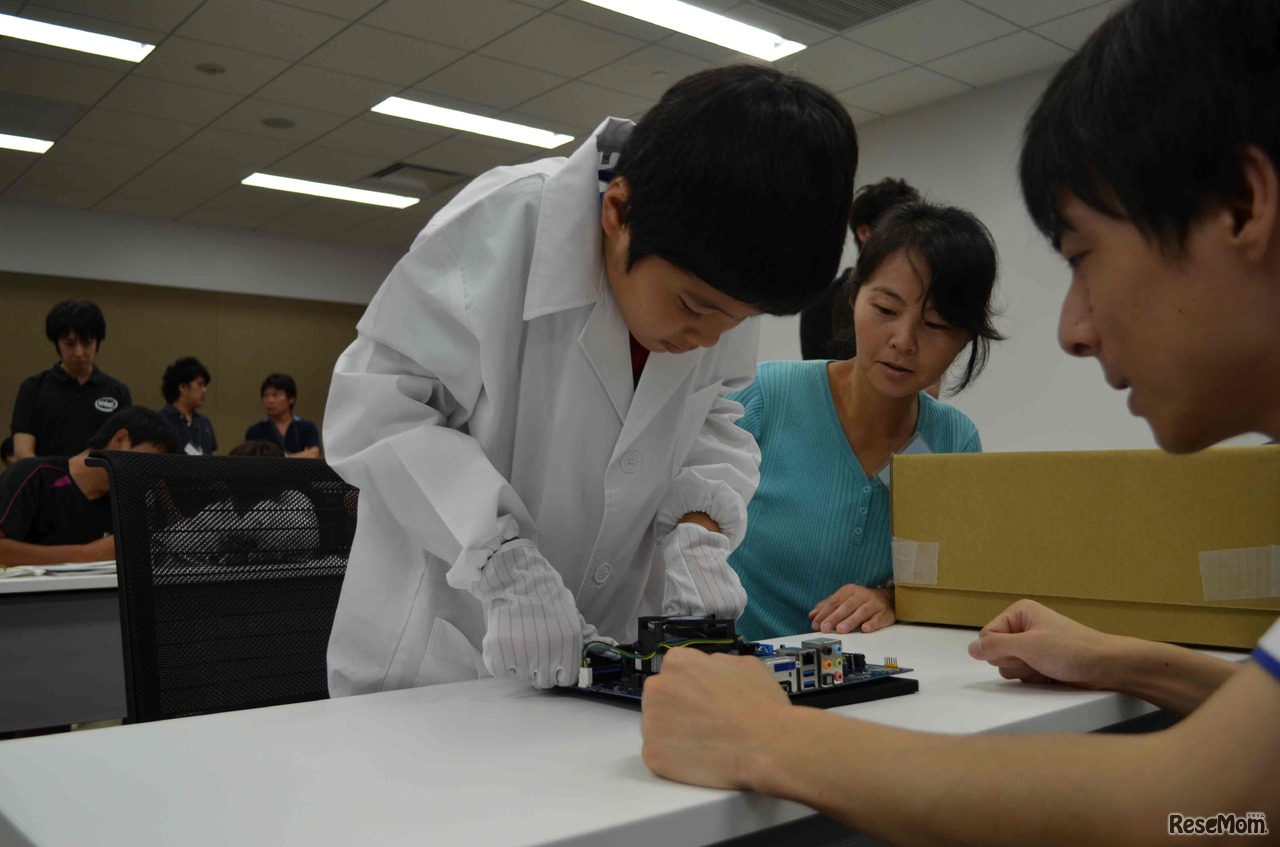 パソコン組み立て業務、メモリの取り付け