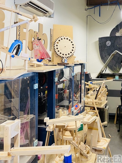 校内はハイテクというよりは手作り感にあふれている