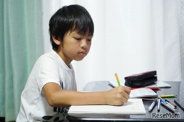 作文を書く子供のイメージ