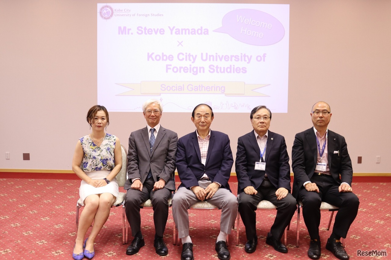 写真中央：スティーブ山田氏