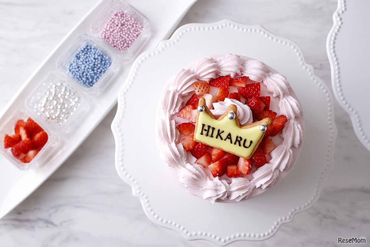 名前が入ったアイシングクッキーを飾って完成