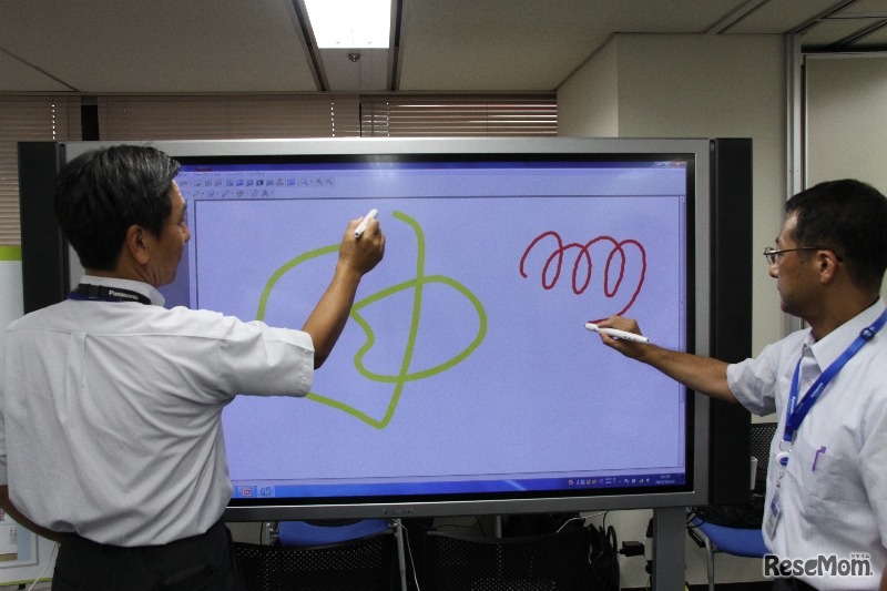 プラズマディスプレイの特徴を活かした電子黒板。デモは2本のペンを当時操作したが、最大4本までを認識する