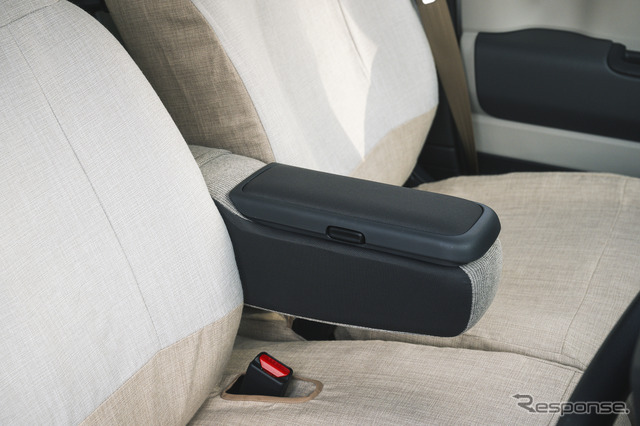 容量十分な「アームレストコンソール」