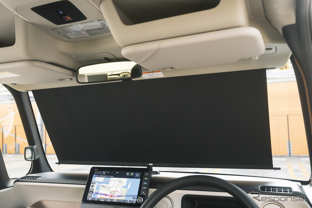 片手で展開／収納ができる「サンシェード内蔵大型ルーフコンソール」