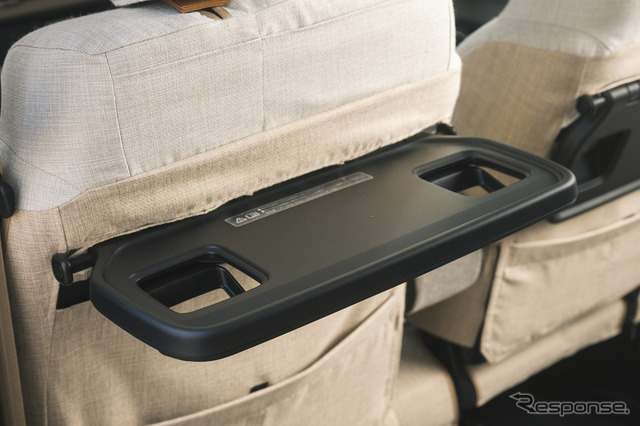 リアシートで便利に使える折りたたみ式のテーブル