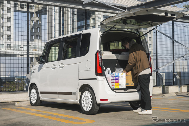 シートを倒さなくても日常の買い物には十分な容量を持つラゲッジスペース