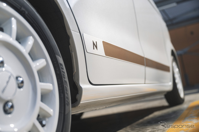 インパクトと上質さを併せ持つ「デカール（フロント＆サイド）」