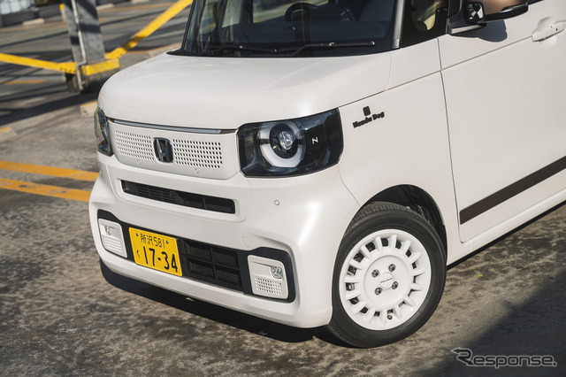 フロントバンパーに装着されるLEDフォグライトとフォグライトガーニッシュ