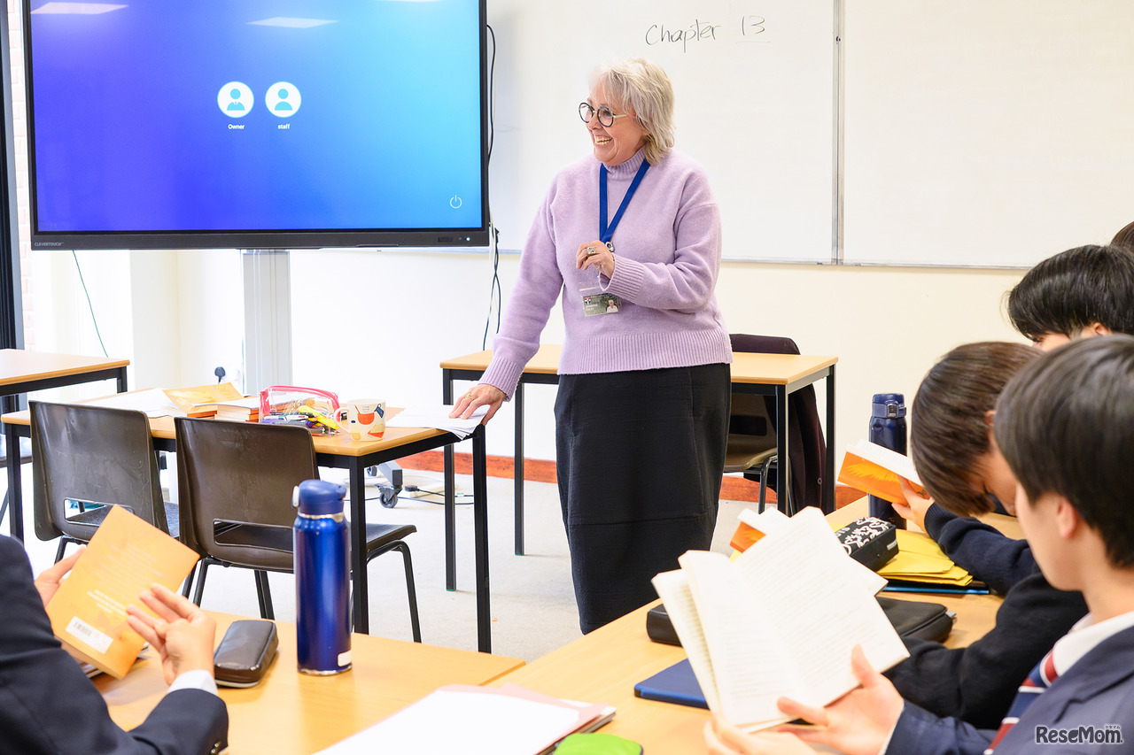 日本語と英語の2言語で学ぶ独自の日英融合教育が大きな特徴