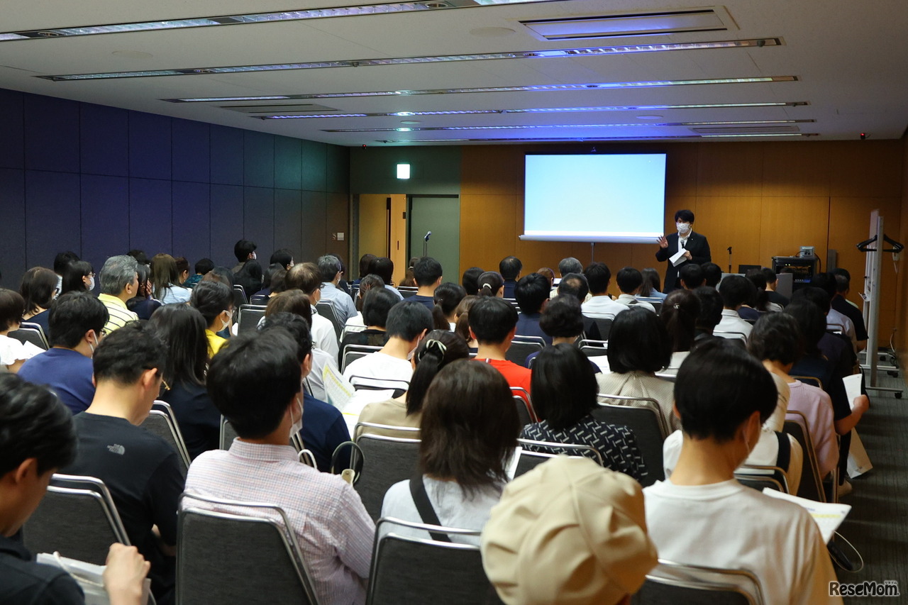 医学部人気続く、国内外31大学出展「医学部合同説明会・進学講演会」に1,000人超