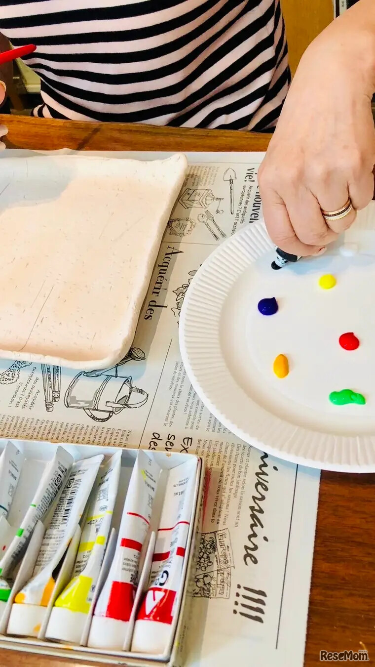 夏休み特別企画「素焼きの陶器に“いのち”を描こう」