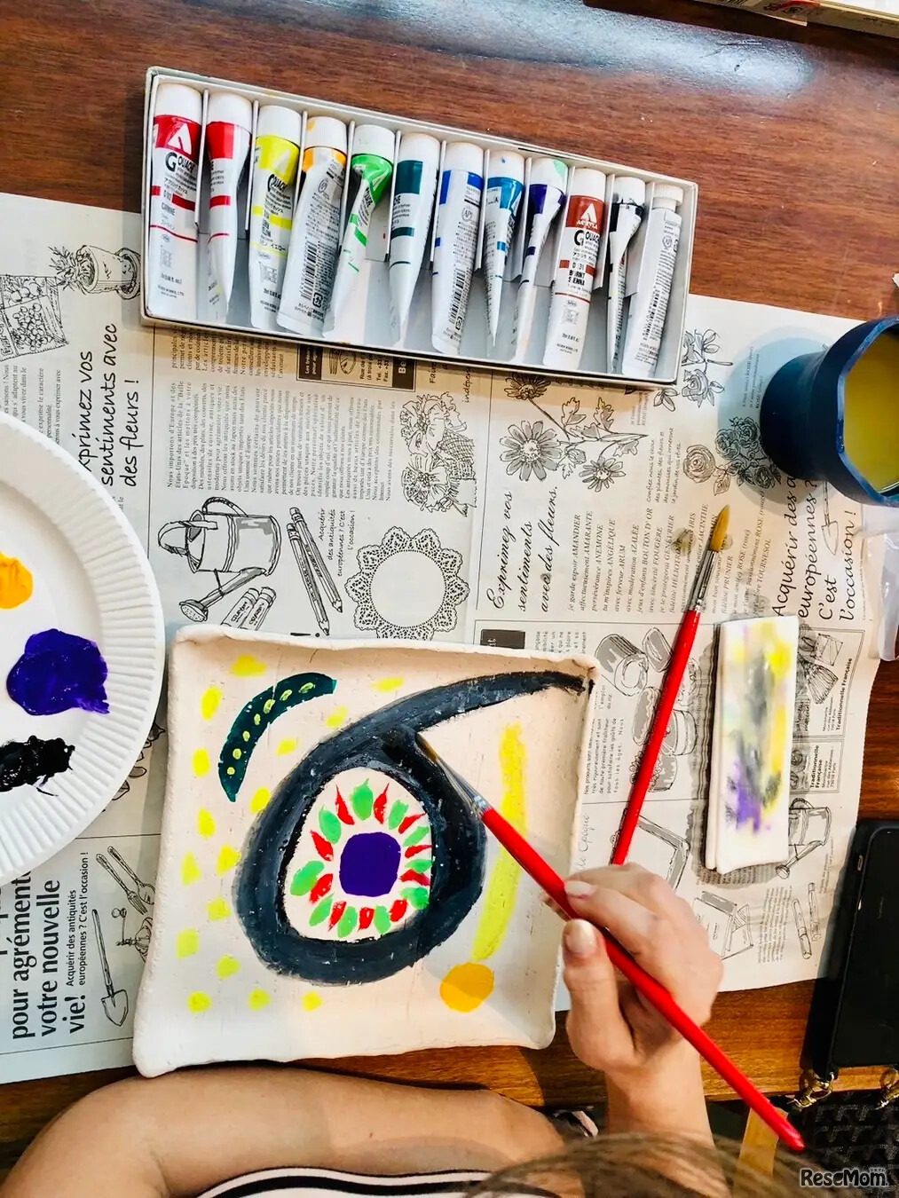 夏休み特別企画「素焼きの陶器に“いのち”を描こう」