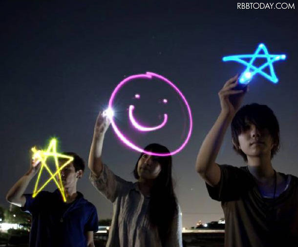 専用ペンとアプリを使って、アートを撮影