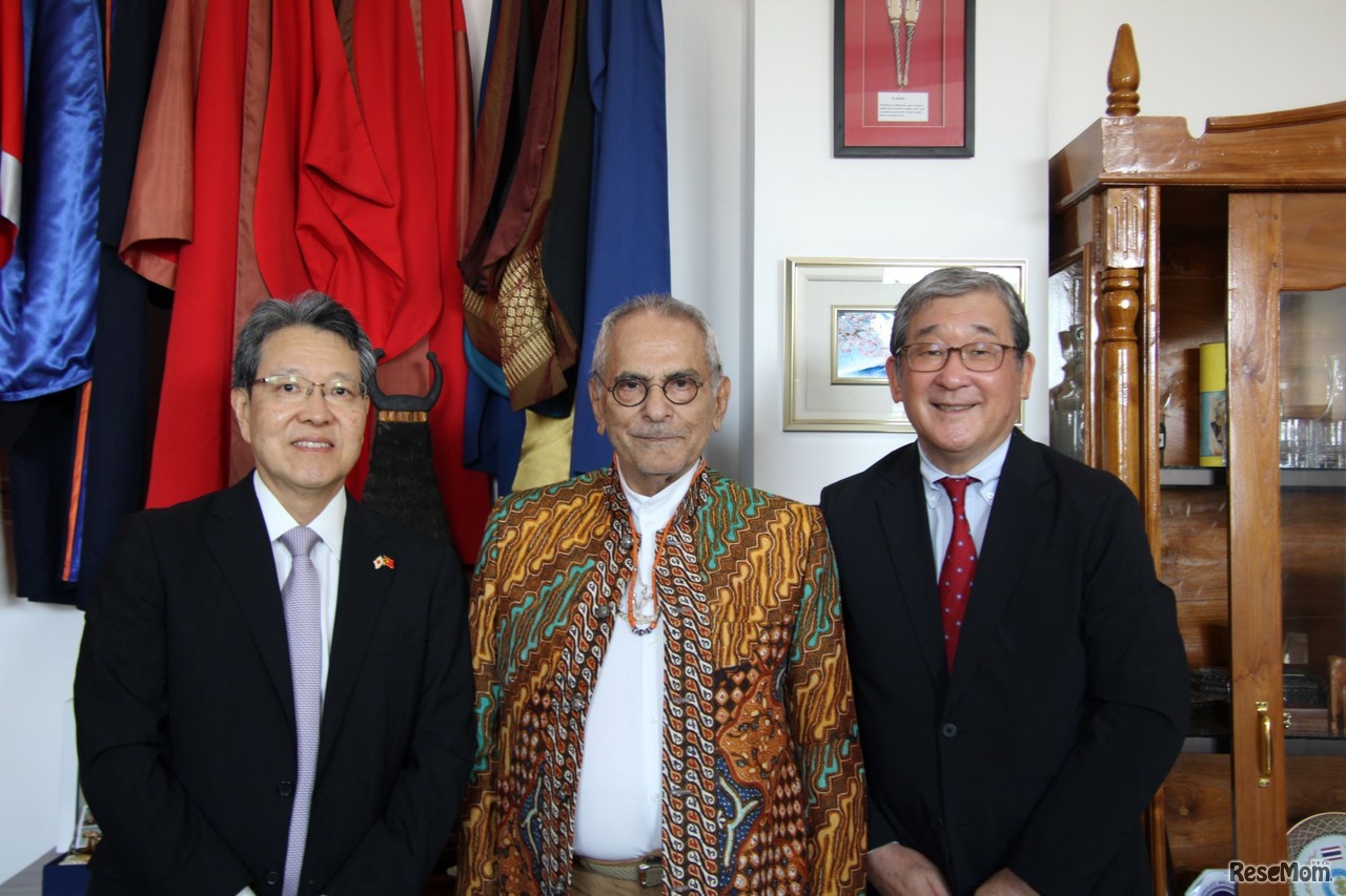 ラモス=ホルタ東ティモール大統領もボランティアプログラム実施に賛同。（左から）木村徹也大使、ラモス=ホルタ大統領、山脇康会長