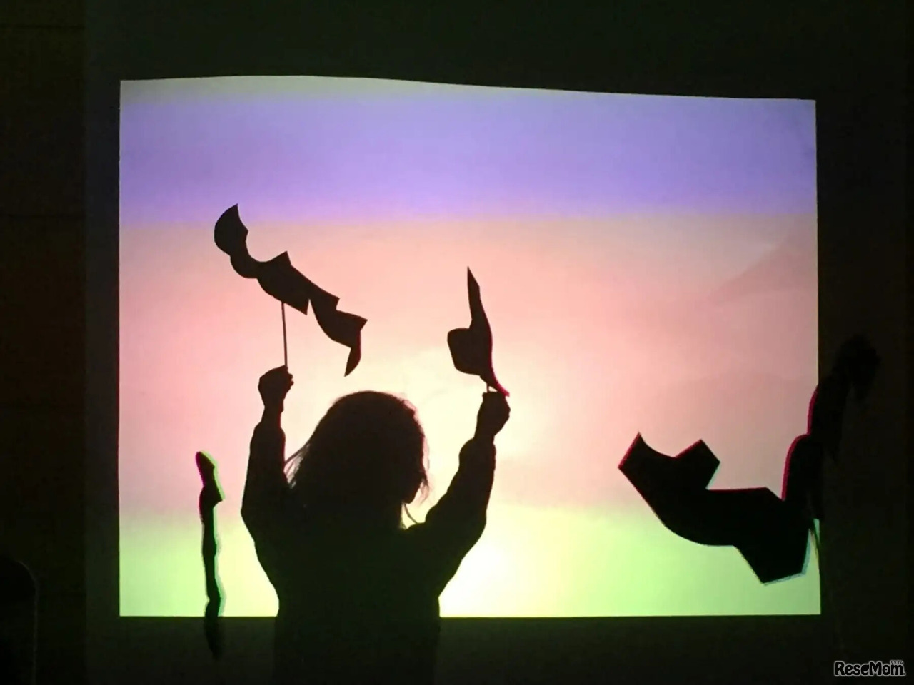 光と影で遊ぶ～透明シートでスクラッチを体験～（2日目）