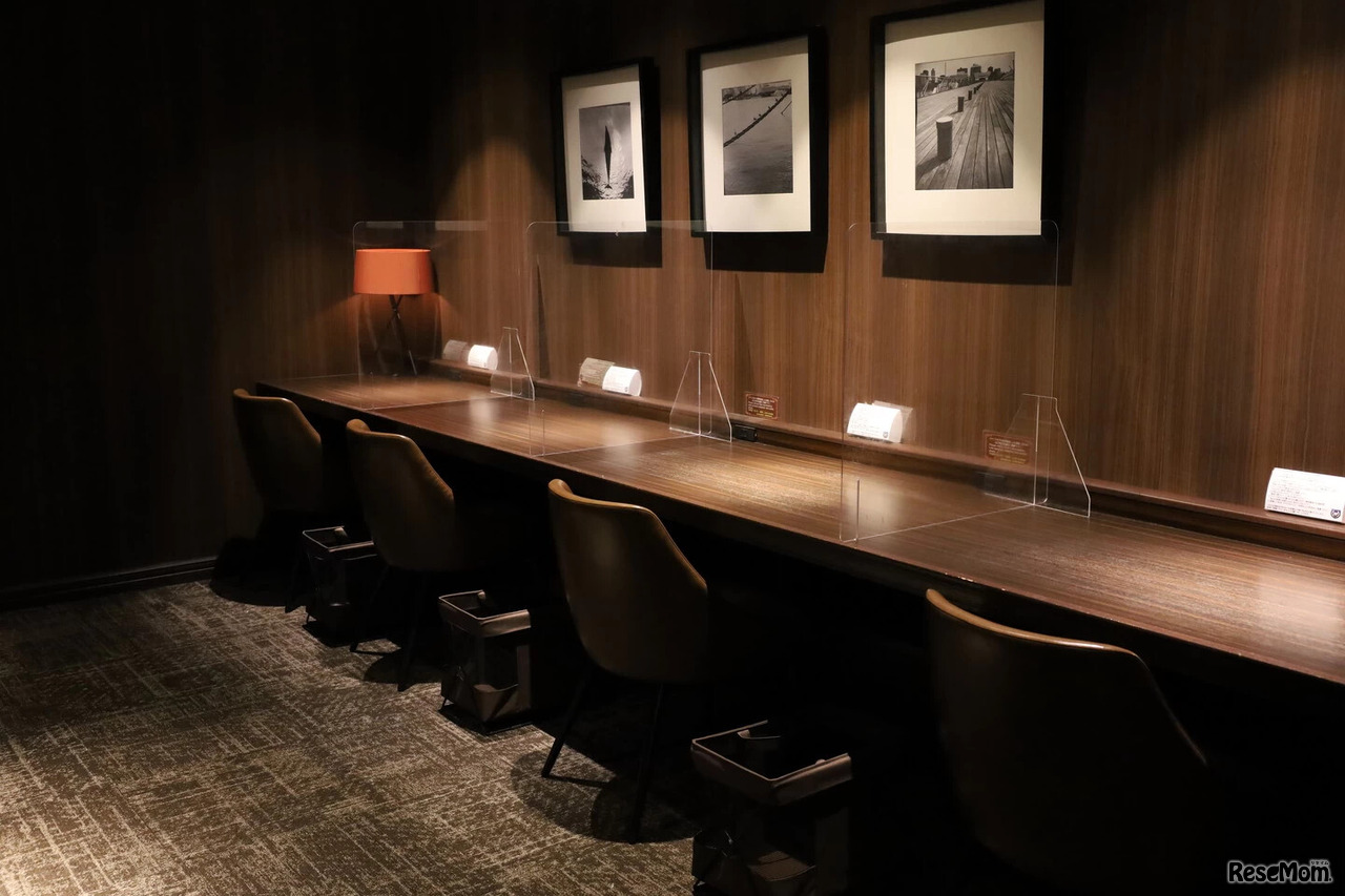 落ち着いた雰囲気のラウンジ