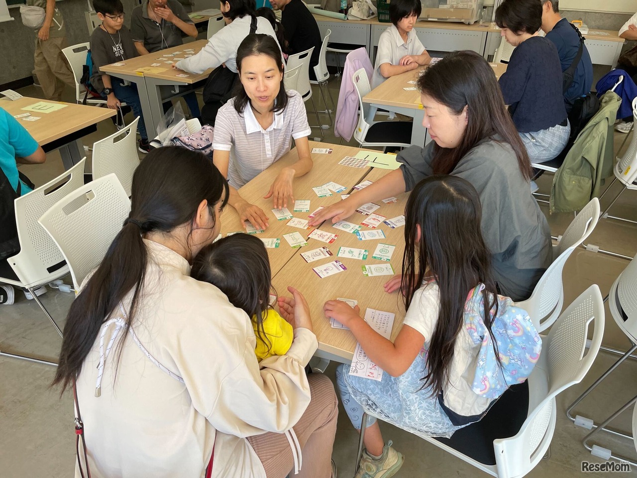 「元素カルタ」で盛り上がる参加者たち